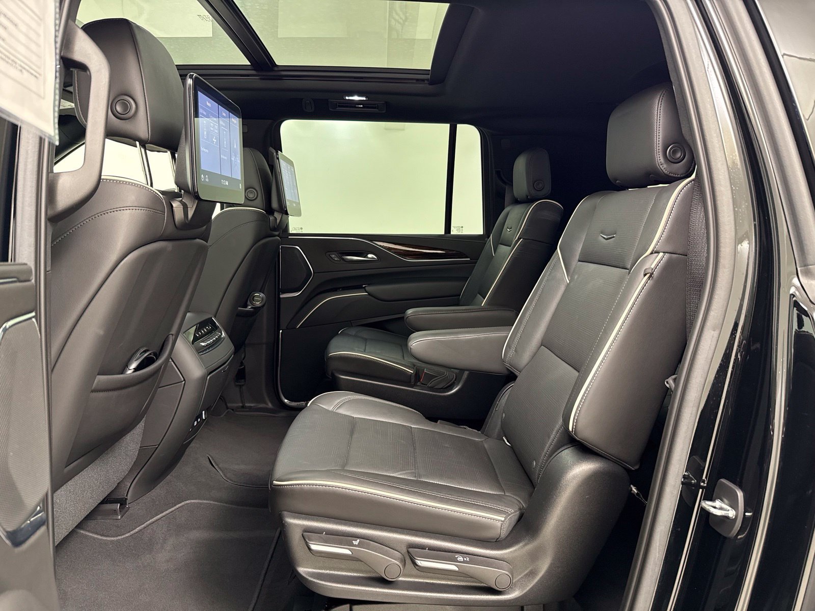 Used 2021 Cadillac Escalade ESV Premium Luxury AWD/4WD image 24