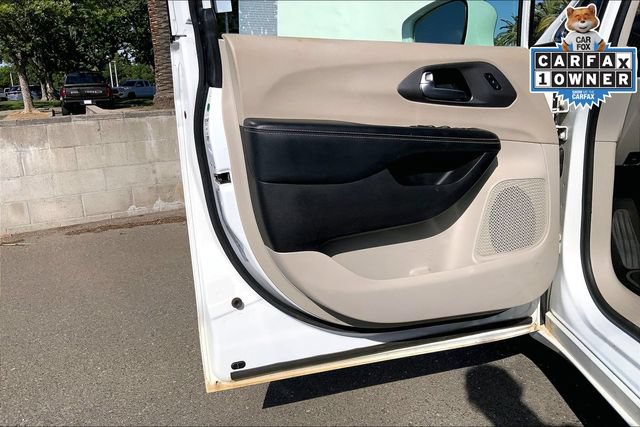 Used 2022 Chrysler Pacifica Touring-L FWD image 22
