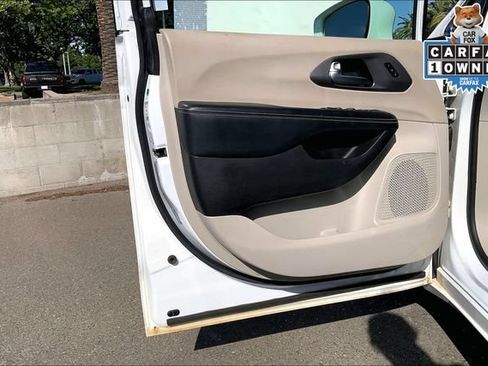 Used 2022 Chrysler Pacifica Touring-L FWD image 22