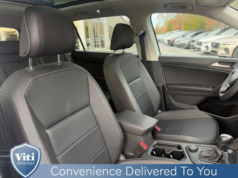 Used 2021 Volkswagen Tiguan SE w/ Panoramic Sunroof Package image 30