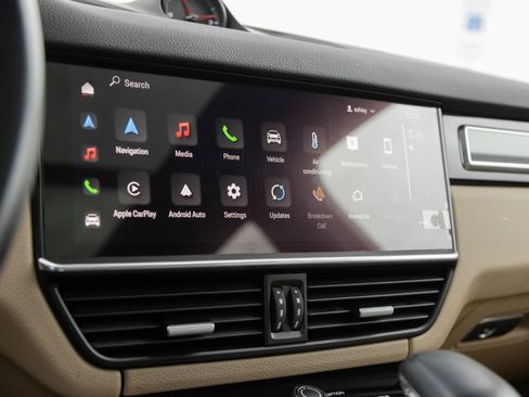 Certified 2022 Porsche Cayenne Platinum Edition image 25