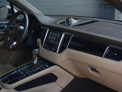Certified 2018 Porsche Macan AWD/4WD image 27