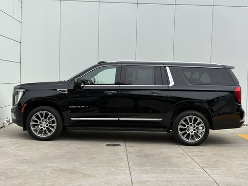 Used 2025 GMC Yukon XL Denali AWD/4WD image 4