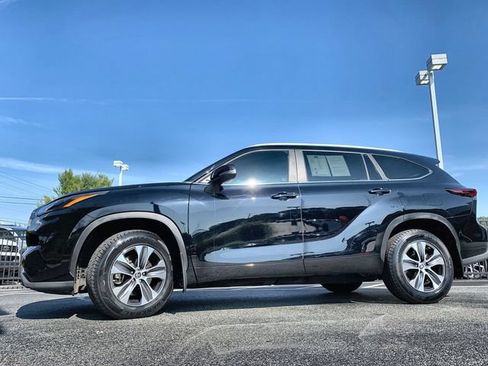 Used 2024 Toyota Highlander XLE AWD/4WD image 5