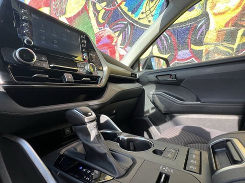 Used 2021 Toyota Highlander LE image 18