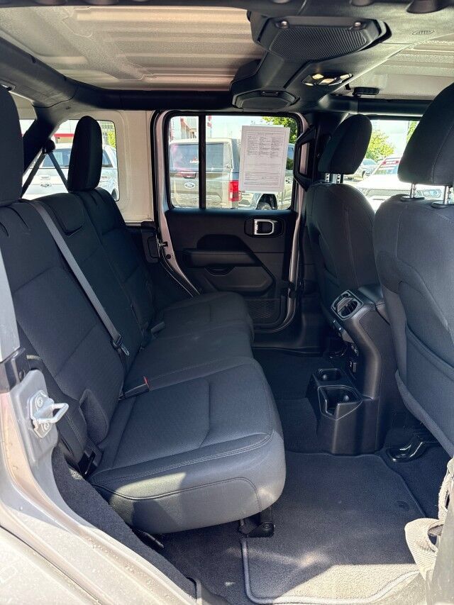 Used 2021 Jeep Wrangler Unlimited Sahara w/ Uconnect 4C Nav & Sound Group AWD/4WD image 15