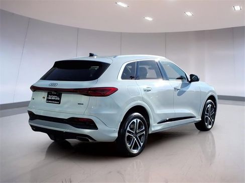 Used 2025 Audi Q5 Premium w/ Convenience Package image 2