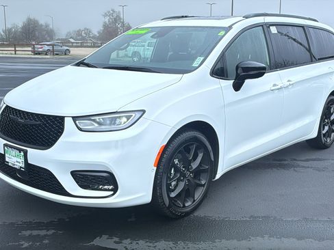 New 2026 Chrysler Pacifica Limited w/ Uconnect Theater Family Group image 7