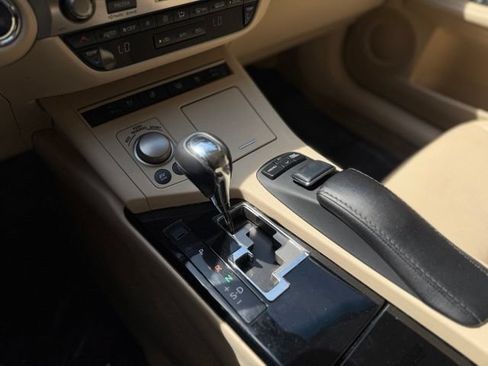 Used 2013 Lexus ES 300h w/ Luxury Pkg FWD image 33