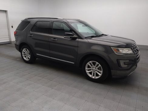 Used 2017 Ford Explorer XLT FWD image 11