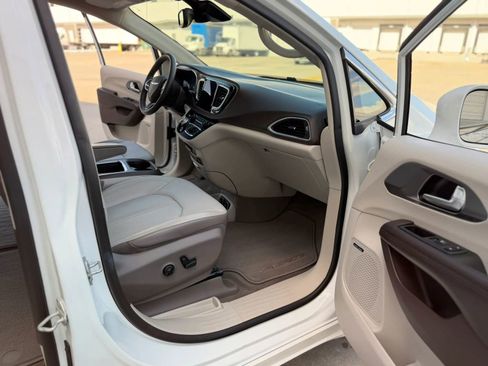 Used 2017 Chrysler Pacifica Touring-L Plus image 26