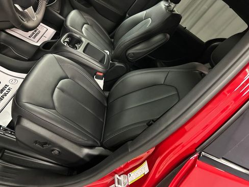 New 2026 Chrysler Pacifica Select image 10