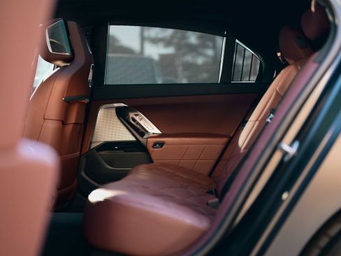 Used 2023 BMW 760i xDrive w/ Executive Package image 15