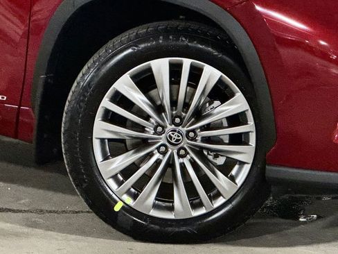 New 2026 Toyota Highlander Platinum image 2