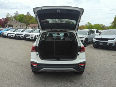Used 2023 Volkswagen Taos SE w/ Panoramic Sunroof Package FWD image 33