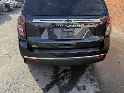 Used 2023 Chevrolet Suburban LT w/ Luxury Package image 5