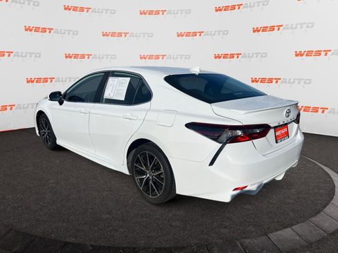 Used 2022 Toyota Camry SE image 3
