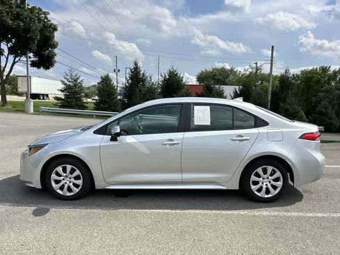 Used 2025 Toyota Corolla LE FWD image 2