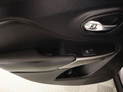 Used 2019 Jeep Cherokee Latitude Plus w/ Comfort/Convenience Group image 15