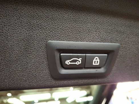 Used 2022 BMW X6 xDrive40i w/ Executive Package image 30