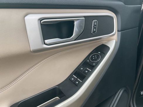 Used 2021 Ford Explorer XLT image 12