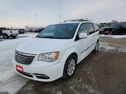 Used 2016 Chrysler Town & Country Touring image 3