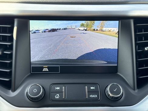 Used 2022 GMC Acadia SLE w/ Driver Convenience Package image 4