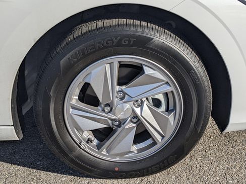 New 2025 Hyundai Elantra SE image 11