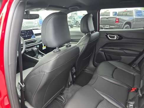 New 2025 Jeep Compass Latitude w/ Altitude Special Edition image 17