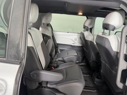 Used 2022 Toyota Sienna XSE w/ XSE Plus Package FWD image 19