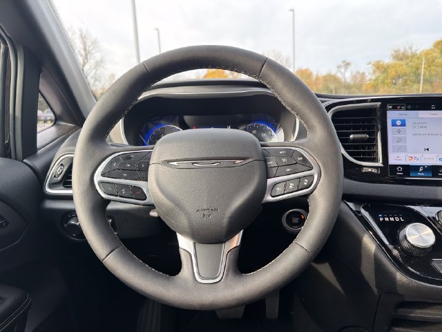 Used 2027 Chrysler Pacifica Select FWD image 22