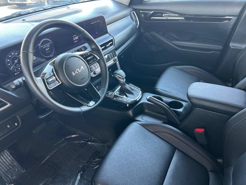 Certified 2025 Kia Seltos EX FWD image 9