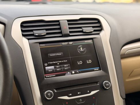 Used 2014 Ford Fusion SE FWD image 31