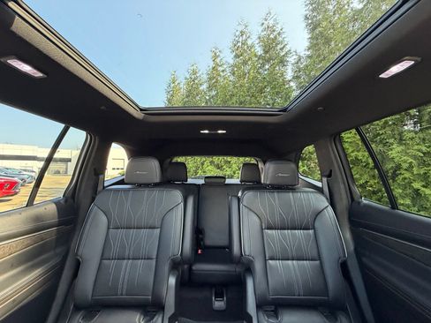 Used 2025 Buick Enclave Avenir AWD/4WD image 3