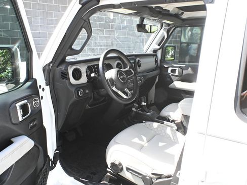 Used 2023 Jeep Gladiator Overland AWD/4WD image 8