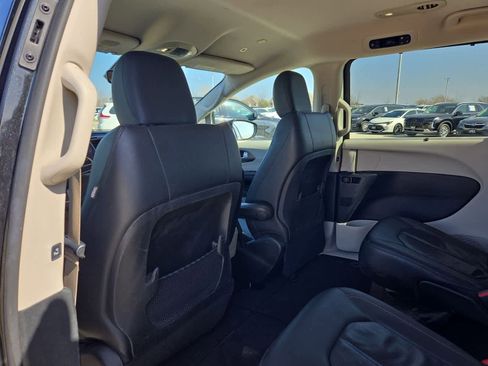 Used 2018 Chrysler Pacifica Touring-L image 17