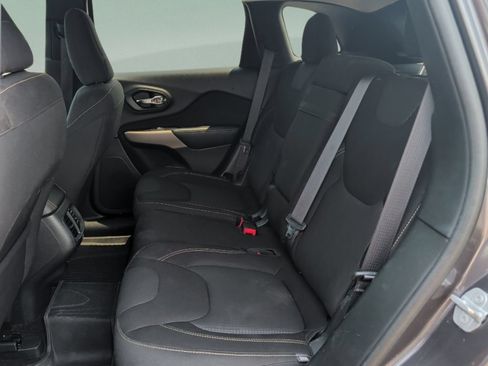 Used 2017 Jeep Cherokee Latitude w/ Comfort & Sound Group FWD image 33
