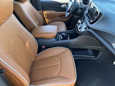 New 2026 Chrysler Pacifica Pinnacle image 9