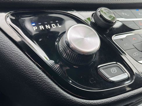 Used 2024 Chrysler Pacifica Limited image 19