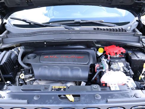 Used 2018 Jeep Renegade Altitude AWD/4WD image 9