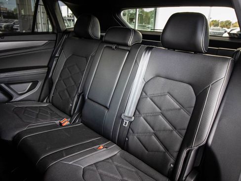 Used 2024 Volkswagen Atlas Cross Sport SE w/ Panoramic Sunroof Package image 28