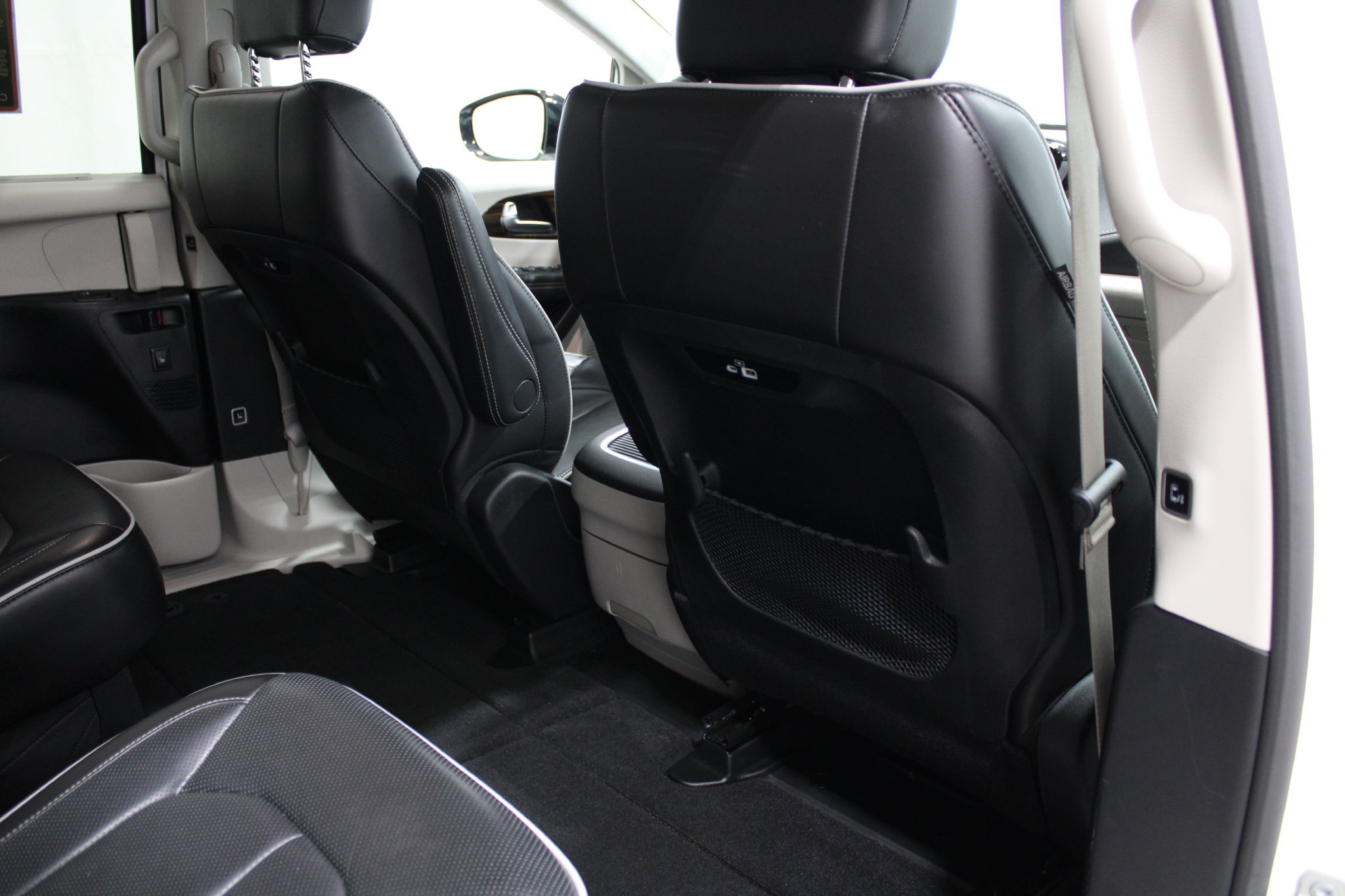 Used 2023 Chrysler Pacifica Limited FWD image 24