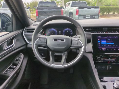 Used 2025 Jeep Grand Cherokee Altitude image 15