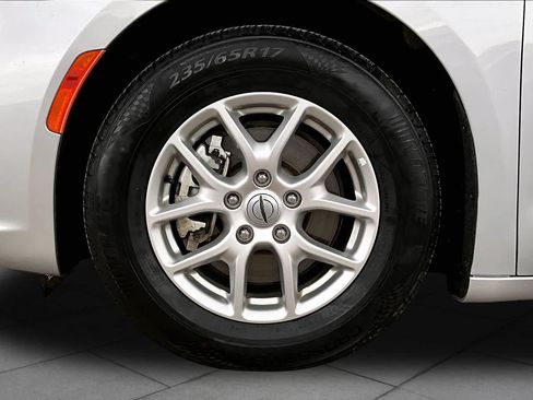 Used 2024 Chrysler Pacifica Touring-L FWD image 11