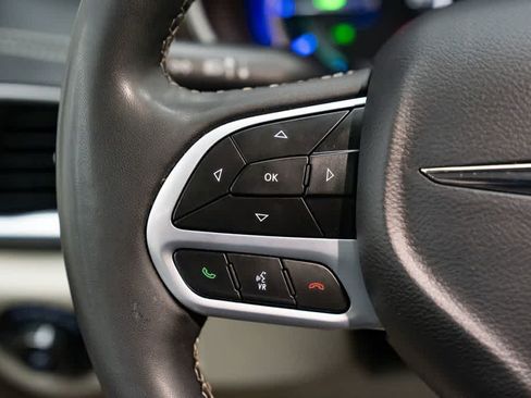 Used 2023 Chrysler Pacifica Limited FWD image 17
