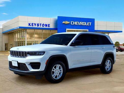 Used 2024 Jeep Grand Cherokee Laredo RWD image 3