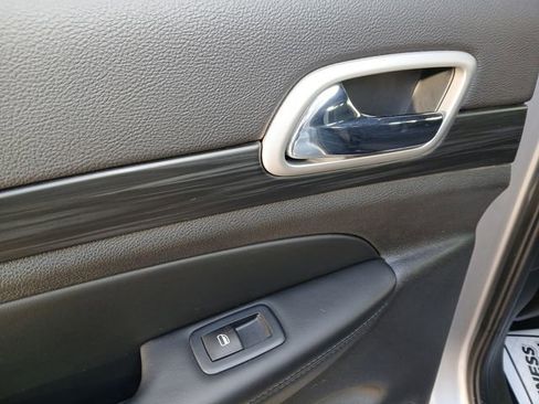 Used 2020 Jeep Grand Cherokee Laredo image 16