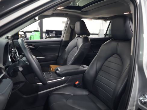 Used 2024 Toyota Highlander XLE FWD image 33