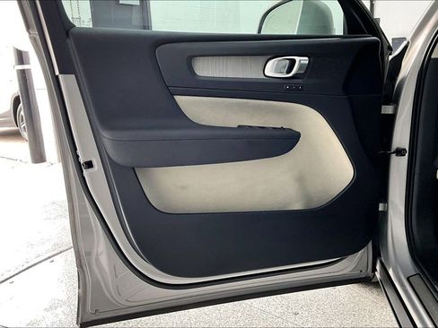 Used 2023 Volvo XC40 B5 Plus image 23