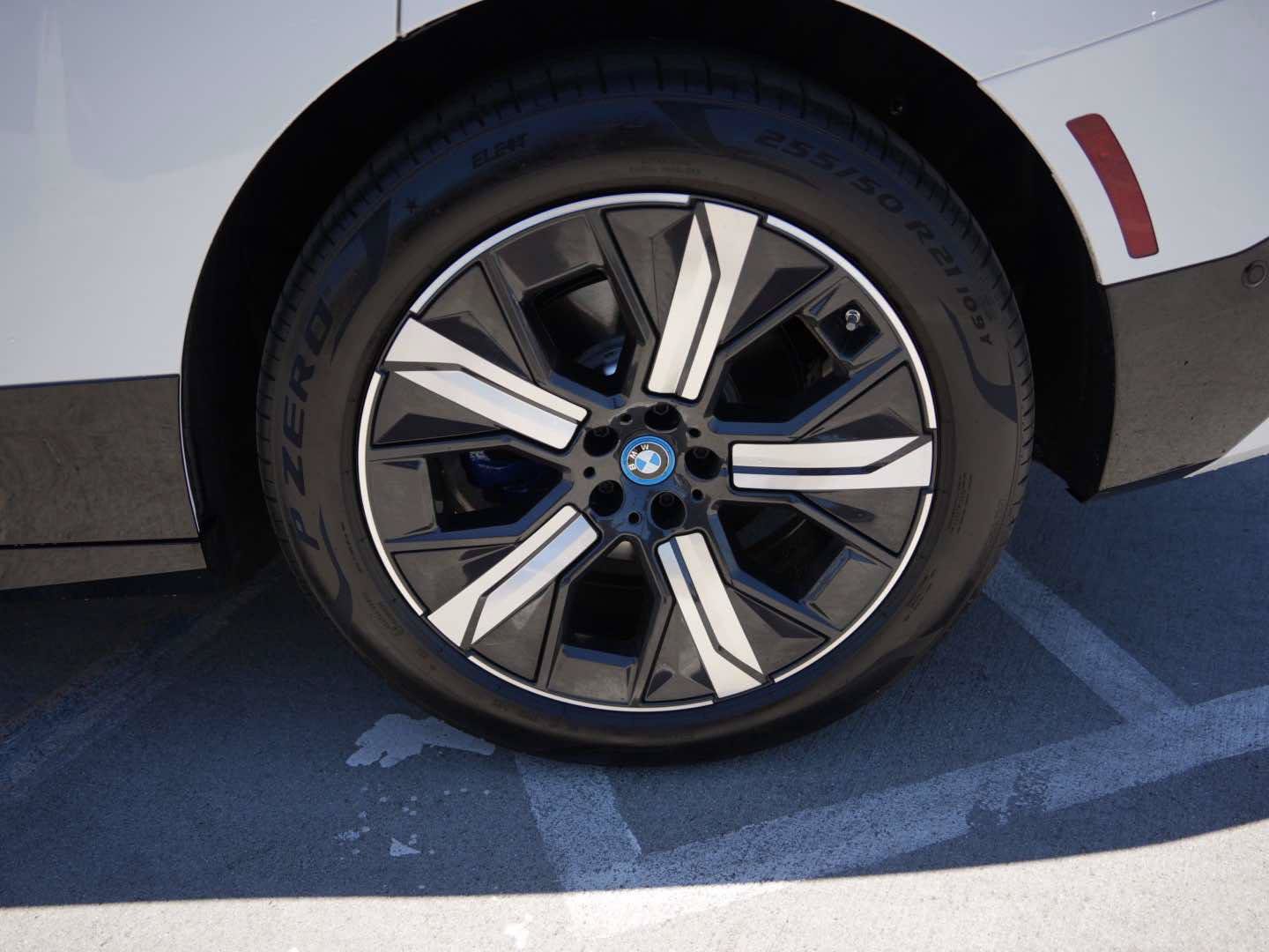 Used 2024 BMW iX xDrive50 AWD/4WD image 5